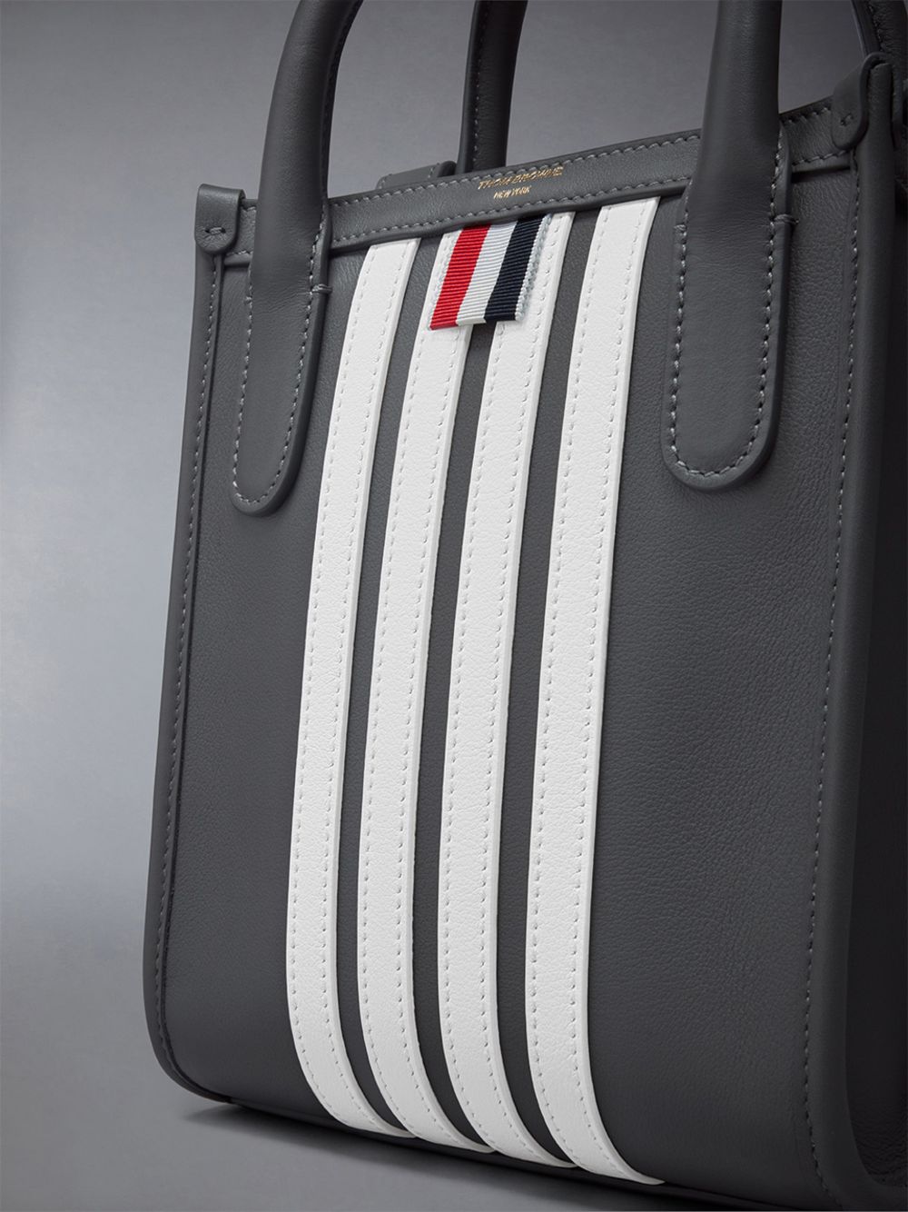 Sacs Fourre Tout Thom Browne Vertical Mini W/ 4 Bar Stripes in Smooth Calf Homme Grise | JOV61K63030
