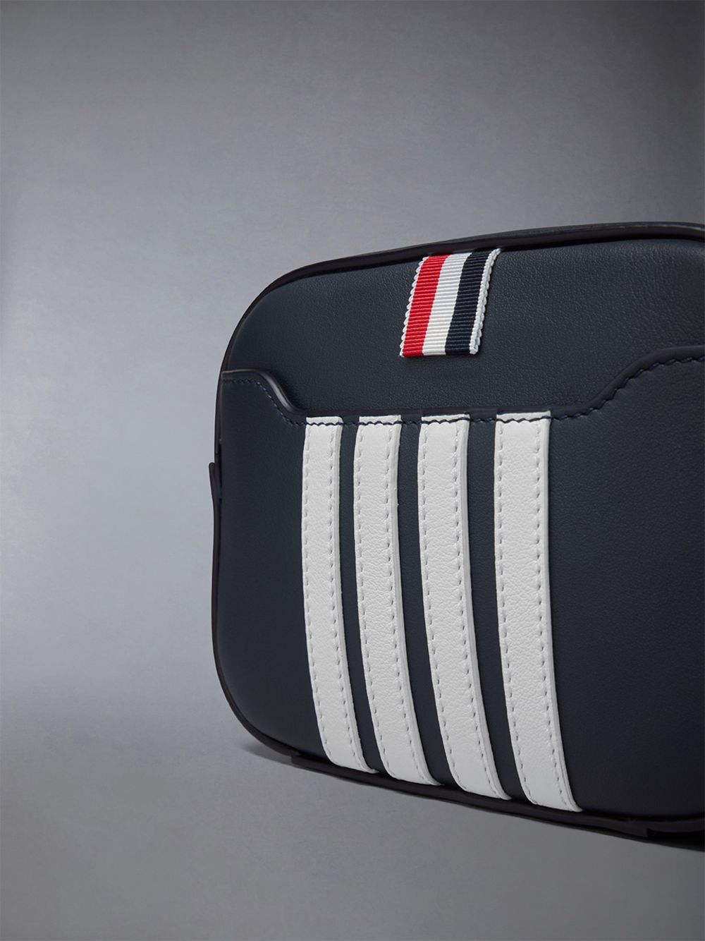 Sacs À Outils Thom Browne Horizontal Camera W/ 4 Bar Stripes in Smooth Calf Homme Bleu | CXW63I31588